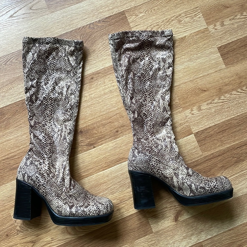 Bee fly vintage faux snakeskin platform boots